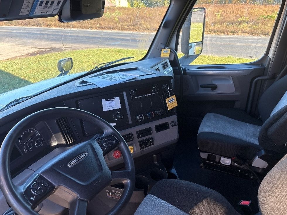 Sleeper Tractor-Heavy Duty Tractors-Freightliner-2022-T12664ST-Lansing-MI-573,920\n\t\tmiles-$ 60,750 - Image 10