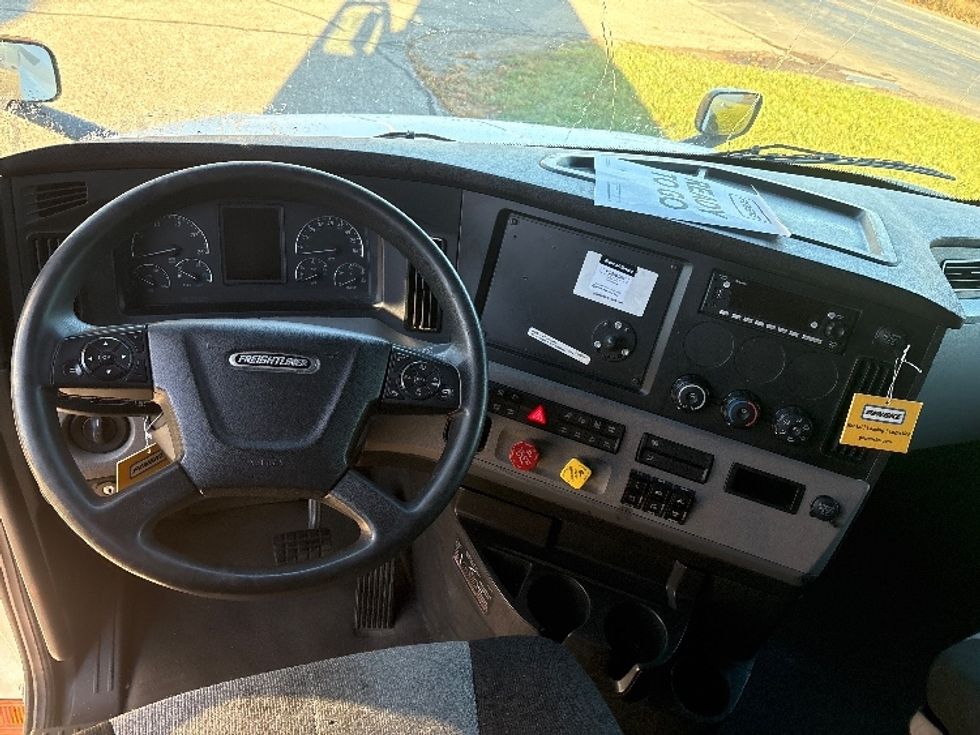 Sleeper Tractor-Heavy Duty Tractors-Freightliner-2022-T12664ST-Lansing-MI-573,920\n\t\tmiles-$ 60,750 - Image 11