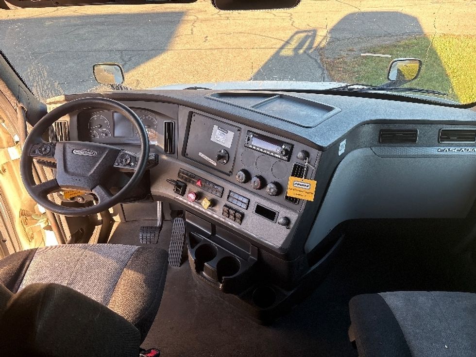 Sleeper Tractor-Heavy Duty Tractors-Freightliner-2022-T12664ST-Lansing-MI-573,920\n\t\tmiles-$ 60,750 - Image 12