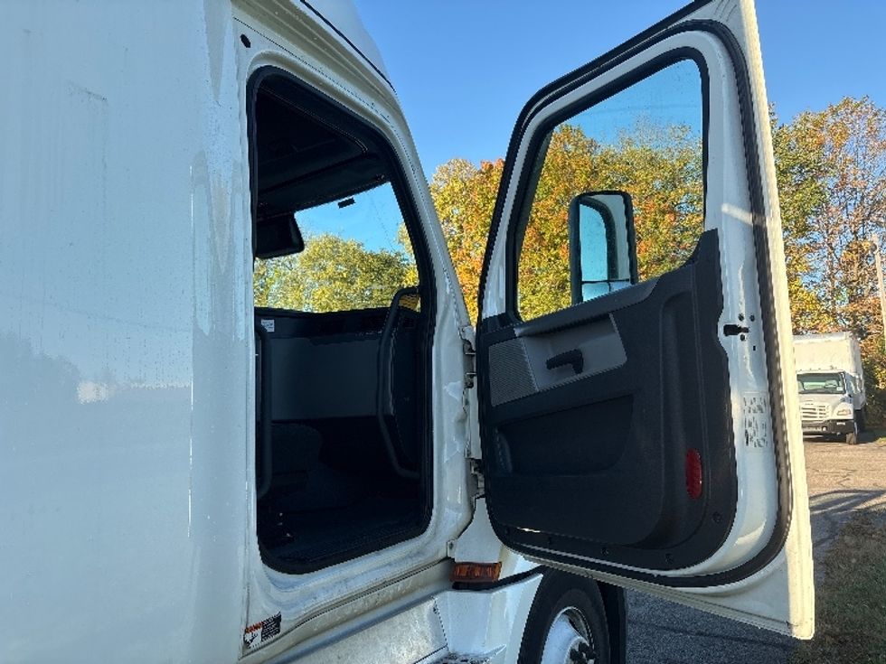Sleeper Tractor-Heavy Duty Tractors-Freightliner-2022-T12664ST-Lansing-MI-573,920\n\t\tmiles-$ 60,750 - Image 13