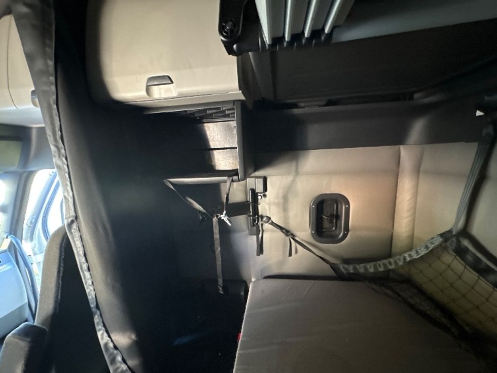 Sleeper Tractor-Heavy Duty Tractors-Freightliner-2022-T12664ST-Lansing-MI-573,920\n\t\tmiles-$ 60,750 - Image 18