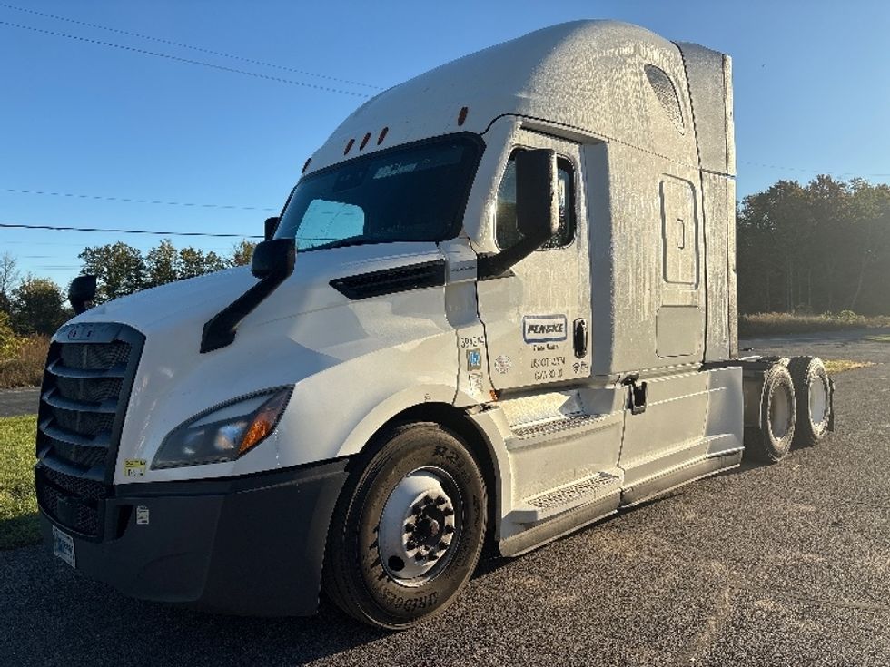 Sleeper Tractor-Heavy Duty Tractors-Freightliner-2022-T12664ST-Lansing-MI-573,920\n\t\tmiles-$ 60,750 - Image 3