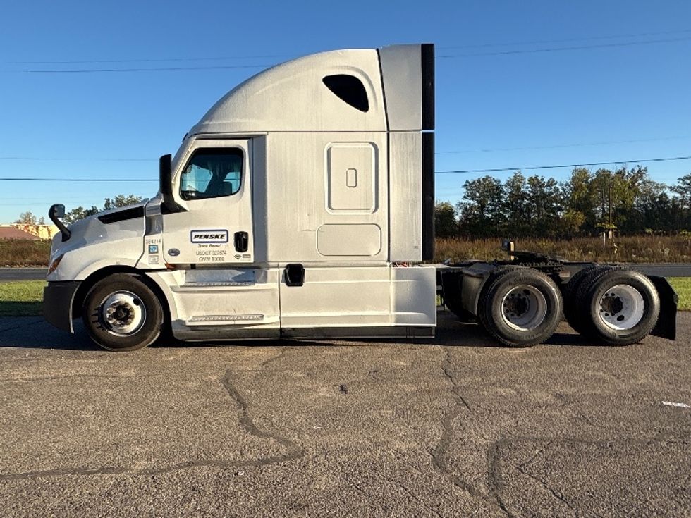 Sleeper Tractor-Heavy Duty Tractors-Freightliner-2022-T12664ST-Lansing-MI-573,920\n\t\tmiles-$ 60,750 - Image 4