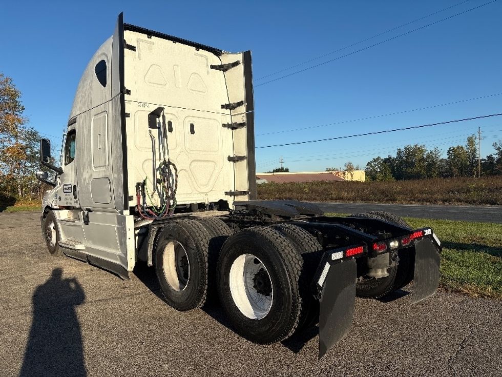 Sleeper Tractor-Heavy Duty Tractors-Freightliner-2022-T12664ST-Lansing-MI-573,920\n\t\tmiles-$ 60,750 - Image 5