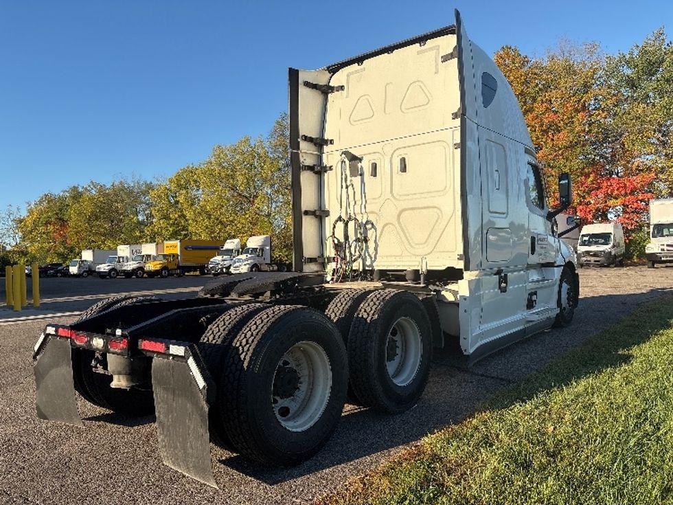 Sleeper Tractor-Heavy Duty Tractors-Freightliner-2022-T12664ST-Lansing-MI-573,920\n\t\tmiles-$ 60,750 - Image 7