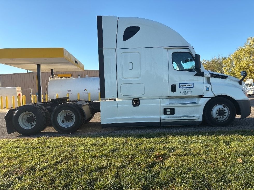 Sleeper Tractor-Heavy Duty Tractors-Freightliner-2022-T12664ST-Lansing-MI-573,920\n\t\tmiles-$ 60,750 - Image 8