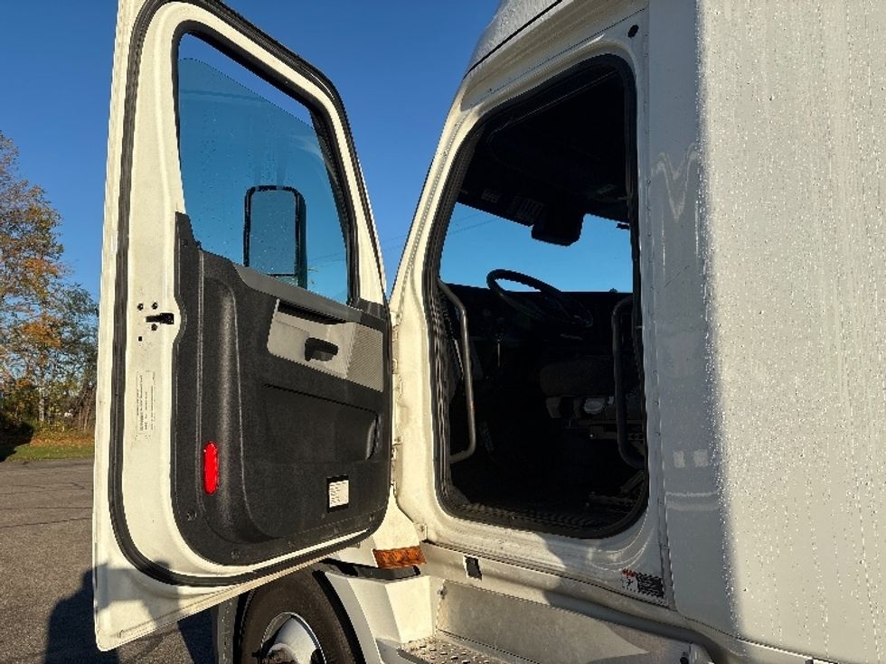 Sleeper Tractor-Heavy Duty Tractors-Freightliner-2022-T12664ST-Lansing-MI-573,920\n\t\tmiles-$ 60,750 - Image 9