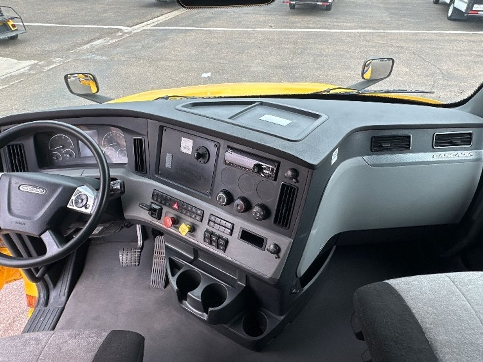 Sleeper Tractor-Heavy Duty Tractors-Freightliner-2022-T12664ST-Laredo-TX-264,773\n\t\tmiles-$ 92,500 - Image 12