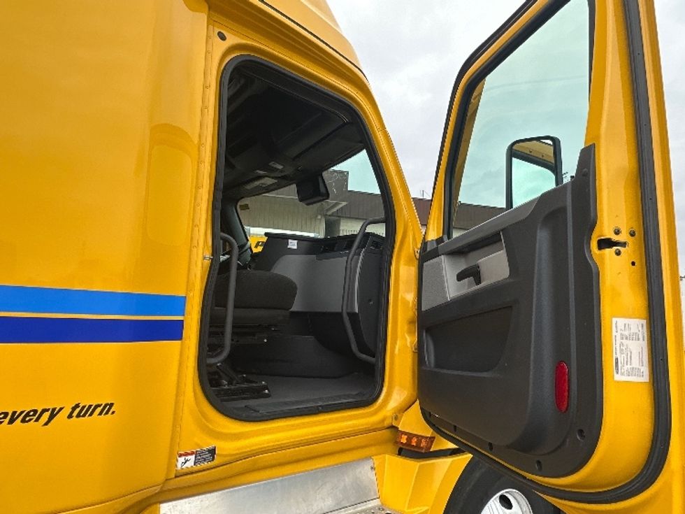 Sleeper Tractor-Heavy Duty Tractors-Freightliner-2022-T12664ST-Laredo-TX-264,773\n\t\tmiles-$ 92,500 - Image 13