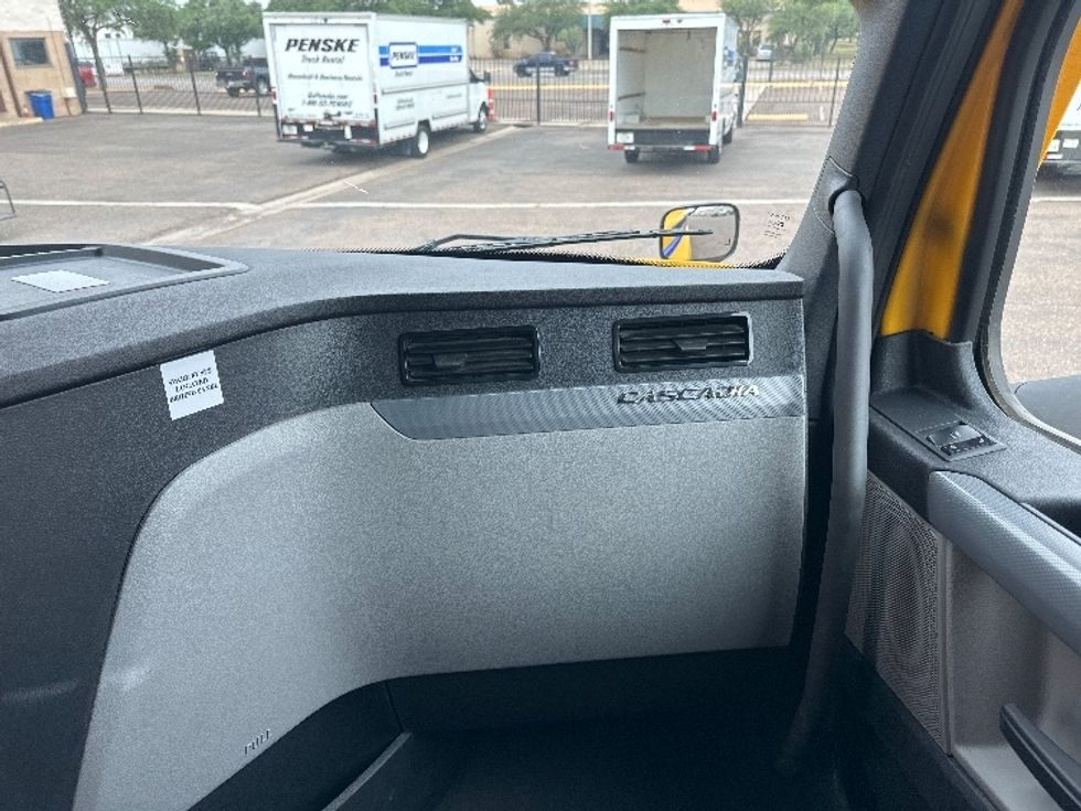 Sleeper Tractor-Heavy Duty Tractors-Freightliner-2022-T12664ST-Laredo-TX-264,773\n\t\tmiles-$ 92,500 - Image 14