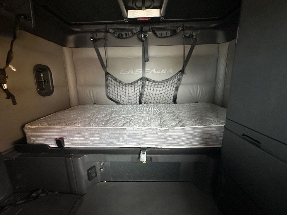 Sleeper Tractor-Heavy Duty Tractors-Freightliner-2022-T12664ST-Laredo-TX-264,773\n\t\tmiles-$ 92,500 - Image 16