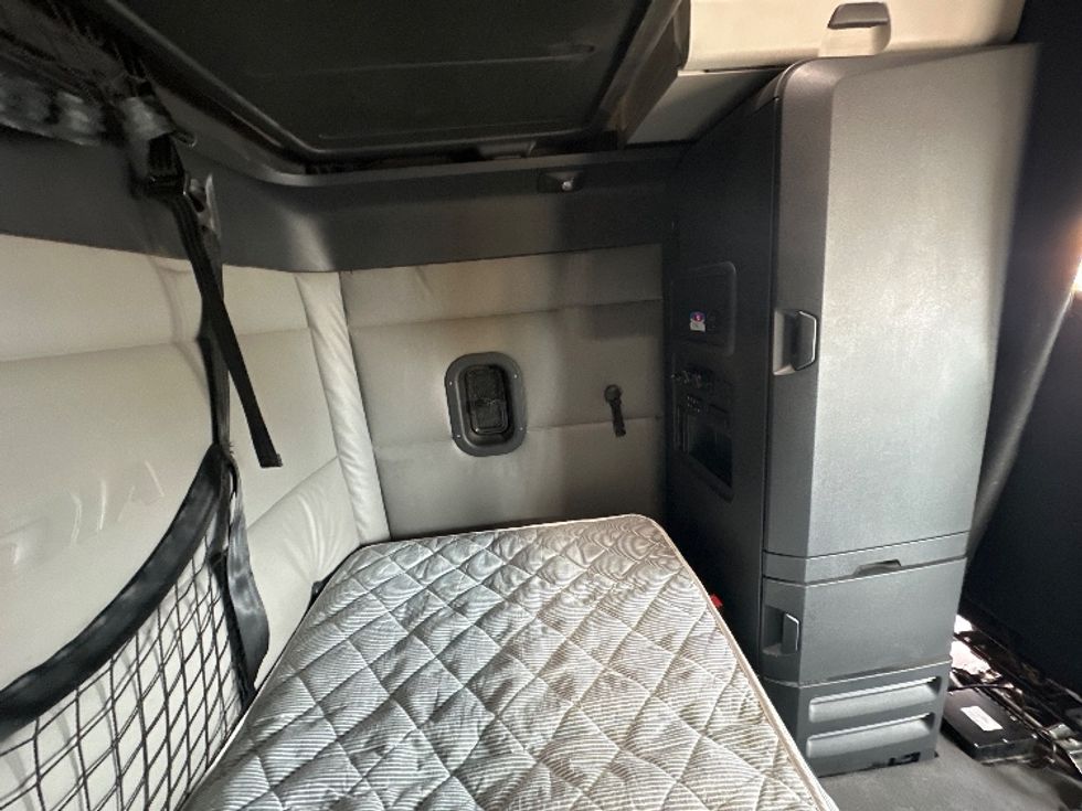 Sleeper Tractor-Heavy Duty Tractors-Freightliner-2022-T12664ST-Laredo-TX-264,773\n\t\tmiles-$ 92,500 - Image 17