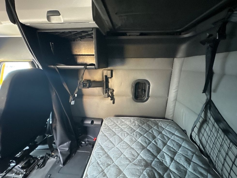 Sleeper Tractor-Heavy Duty Tractors-Freightliner-2022-T12664ST-Laredo-TX-264,773\n\t\tmiles-$ 92,500 - Image 18