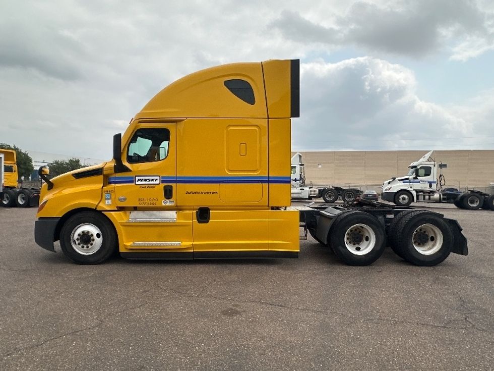 Sleeper Tractor-Heavy Duty Tractors-Freightliner-2022-T12664ST-Laredo-TX-264,773\n\t\tmiles-$ 92,500 - Image 4