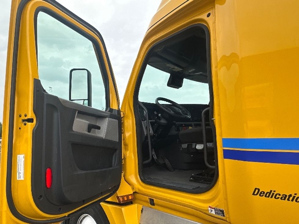 Sleeper Tractor-Heavy Duty Tractors-Freightliner-2022-T12664ST-Laredo-TX-264,773\n\t\tmiles-$ 92,500 - Image 9