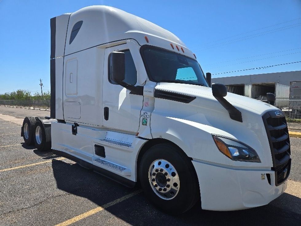 Sleeper Tractor-Heavy Duty Tractors-Freightliner-2022-T12664ST-Laredo-TX-390,514\n\t\tmiles-$ 80,000 - Image 1