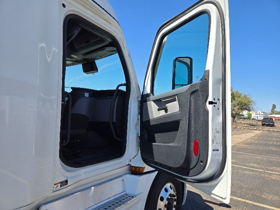Sleeper Tractor-Heavy Duty Tractors-Freightliner-2022-T12664ST-Laredo-TX-390,514\n\t\tmiles-$ 80,000 - Image 13