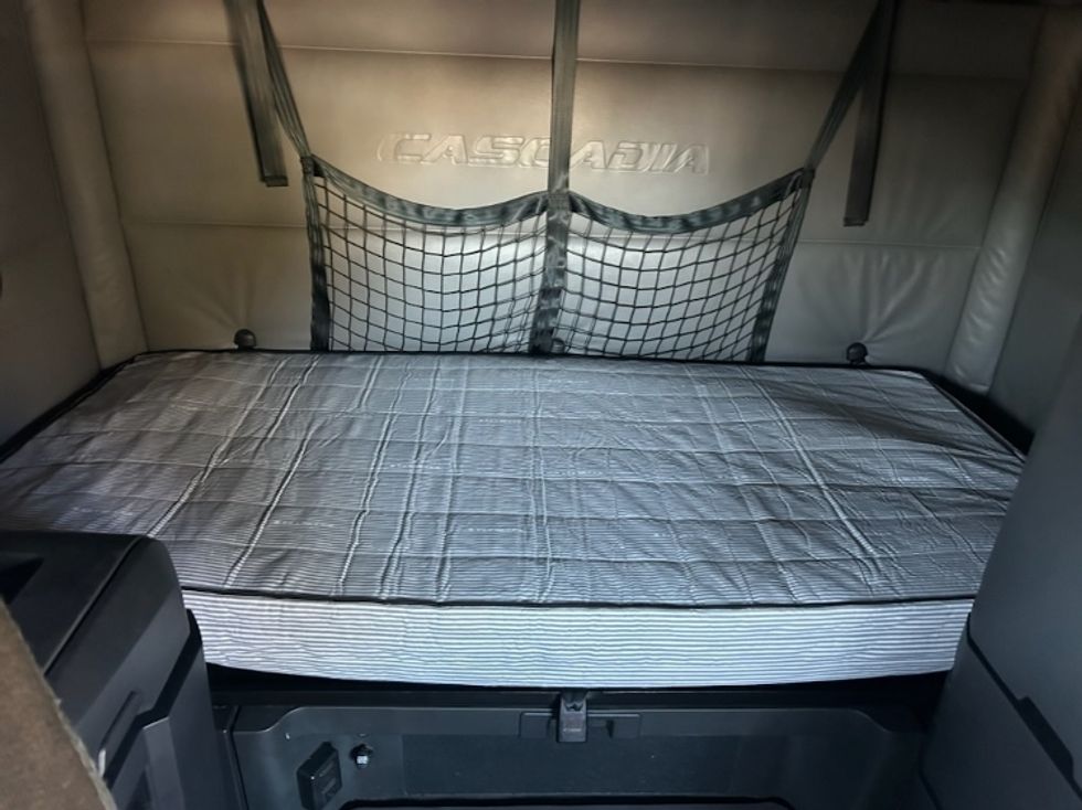 Sleeper Tractor-Heavy Duty Tractors-Freightliner-2022-T12664ST-Laredo-TX-390,514\n\t\tmiles-$ 80,000 - Image 16