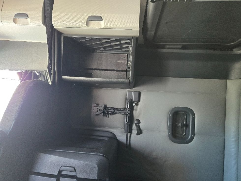 Sleeper Tractor-Heavy Duty Tractors-Freightliner-2022-T12664ST-Laredo-TX-390,514\n\t\tmiles-$ 80,000 - Image 19