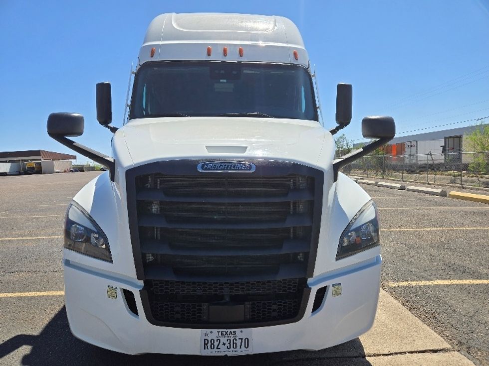 Sleeper Tractor-Heavy Duty Tractors-Freightliner-2022-T12664ST-Laredo-TX-390,514\n\t\tmiles-$ 80,000 - Image 2