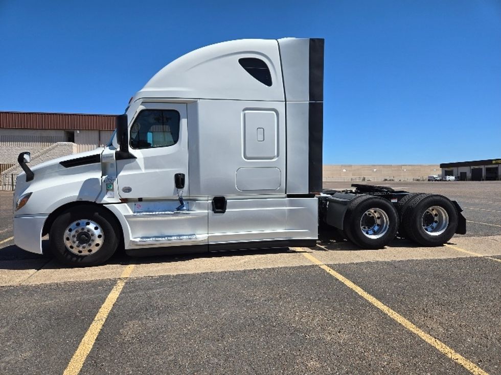 Sleeper Tractor-Heavy Duty Tractors-Freightliner-2022-T12664ST-Laredo-TX-390,514\n\t\tmiles-$ 80,000 - Image 4