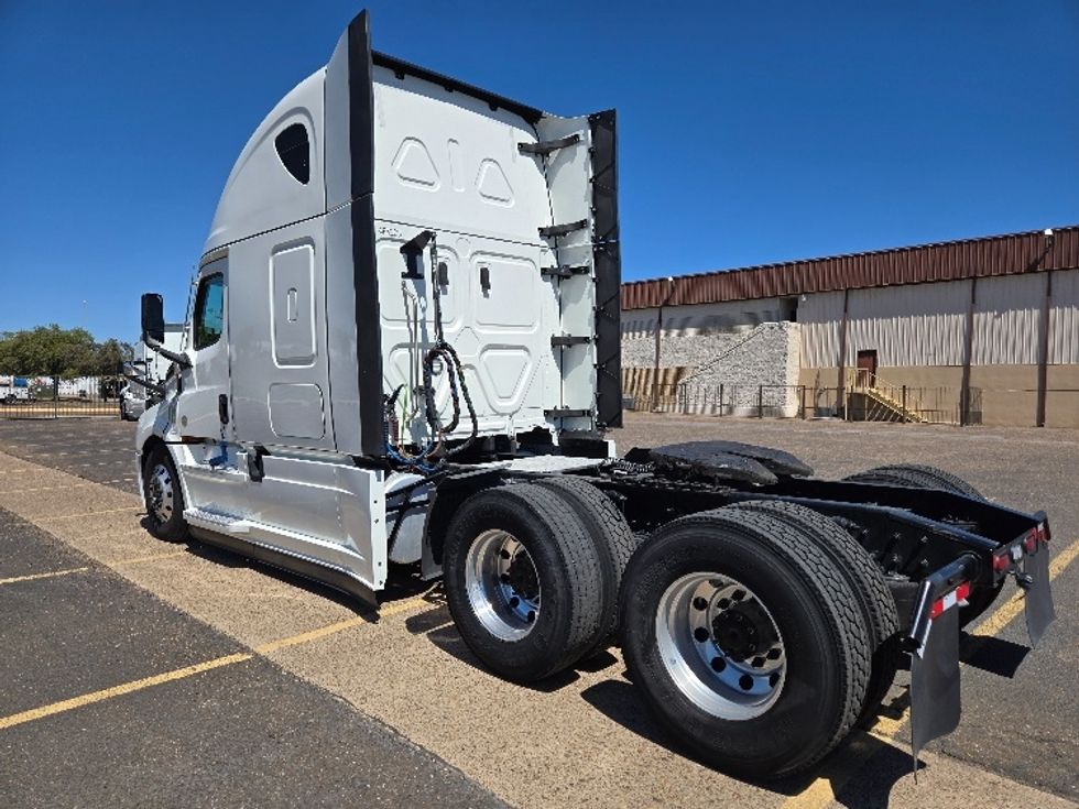 Sleeper Tractor-Heavy Duty Tractors-Freightliner-2022-T12664ST-Laredo-TX-390,514\n\t\tmiles-$ 80,000 - Image 5