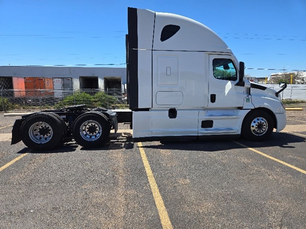 Sleeper Tractor-Heavy Duty Tractors-Freightliner-2022-T12664ST-Laredo-TX-390,514\n\t\tmiles-$ 80,000 - Image 8