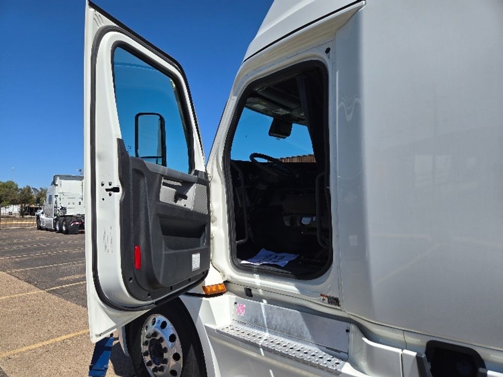 Sleeper Tractor-Heavy Duty Tractors-Freightliner-2022-T12664ST-Laredo-TX-390,514\n\t\tmiles-$ 80,000 - Image 9