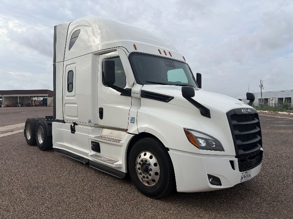 Sleeper Tractor-Heavy Duty Tractors-Freightliner-2022-T12664ST-Laredo-TX-435,824\n\t\tmiles-$ 83,500 - Image 1