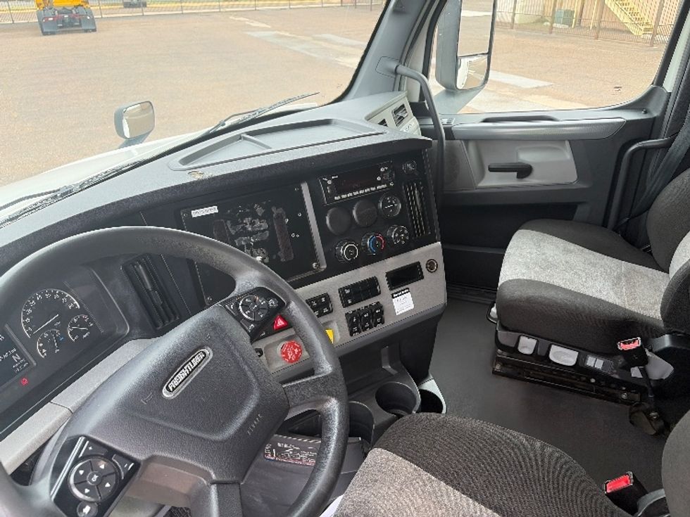 Sleeper Tractor-Heavy Duty Tractors-Freightliner-2022-T12664ST-Laredo-TX-435,824\n\t\tmiles-$ 83,500 - Image 10