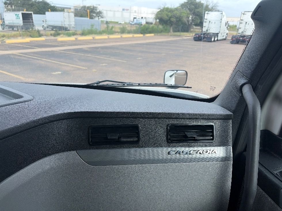 Sleeper Tractor-Heavy Duty Tractors-Freightliner-2022-T12664ST-Laredo-TX-435,824\n\t\tmiles-$ 83,500 - Image 13