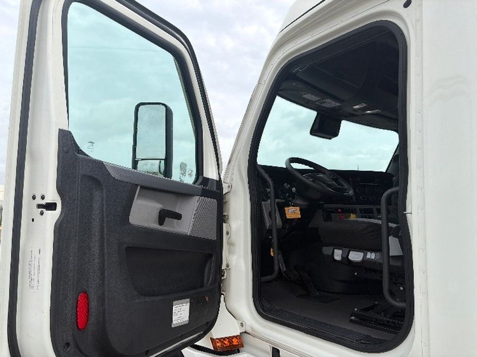 Sleeper Tractor-Heavy Duty Tractors-Freightliner-2022-T12664ST-Laredo-TX-435,824\n\t\tmiles-$ 83,500 - Image 9