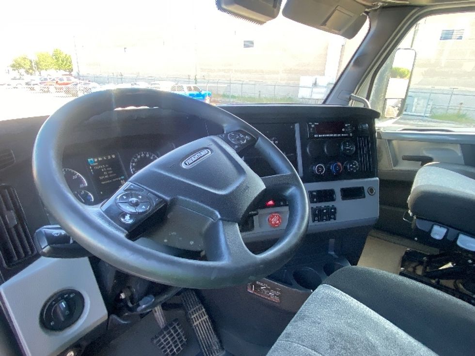 Sleeper Tractor-Heavy Duty Tractors-Freightliner-2022-T12664ST-Laredo-TX-483,000\n\t\tmiles-$ 75,750 - Image 10