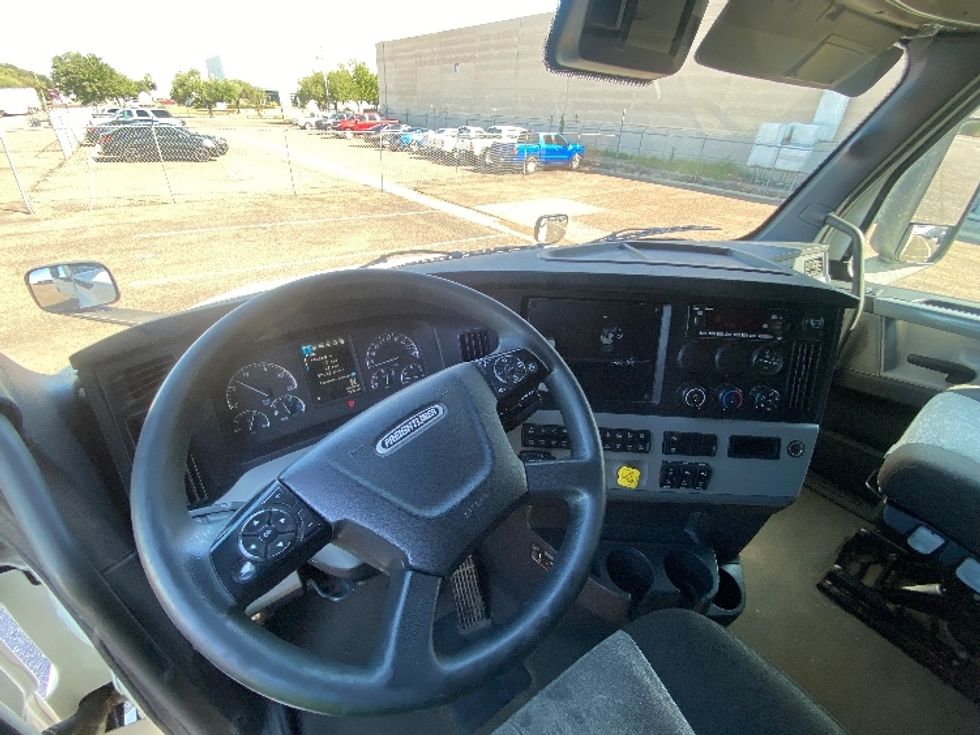 Sleeper Tractor-Heavy Duty Tractors-Freightliner-2022-T12664ST-Laredo-TX-483,000\n\t\tmiles-$ 75,750 - Image 11