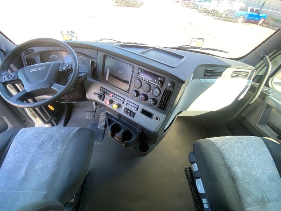 Sleeper Tractor-Heavy Duty Tractors-Freightliner-2022-T12664ST-Laredo-TX-483,000\n\t\tmiles-$ 75,750 - Image 12
