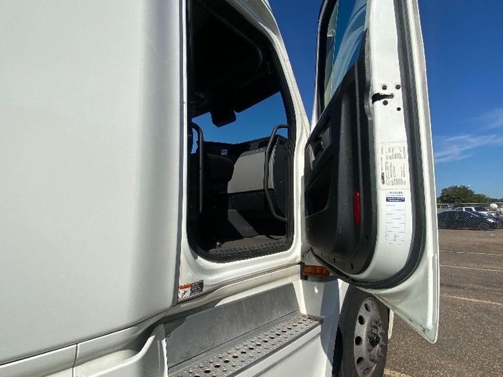 Sleeper Tractor-Heavy Duty Tractors-Freightliner-2022-T12664ST-Laredo-TX-483,000\n\t\tmiles-$ 75,750 - Image 13