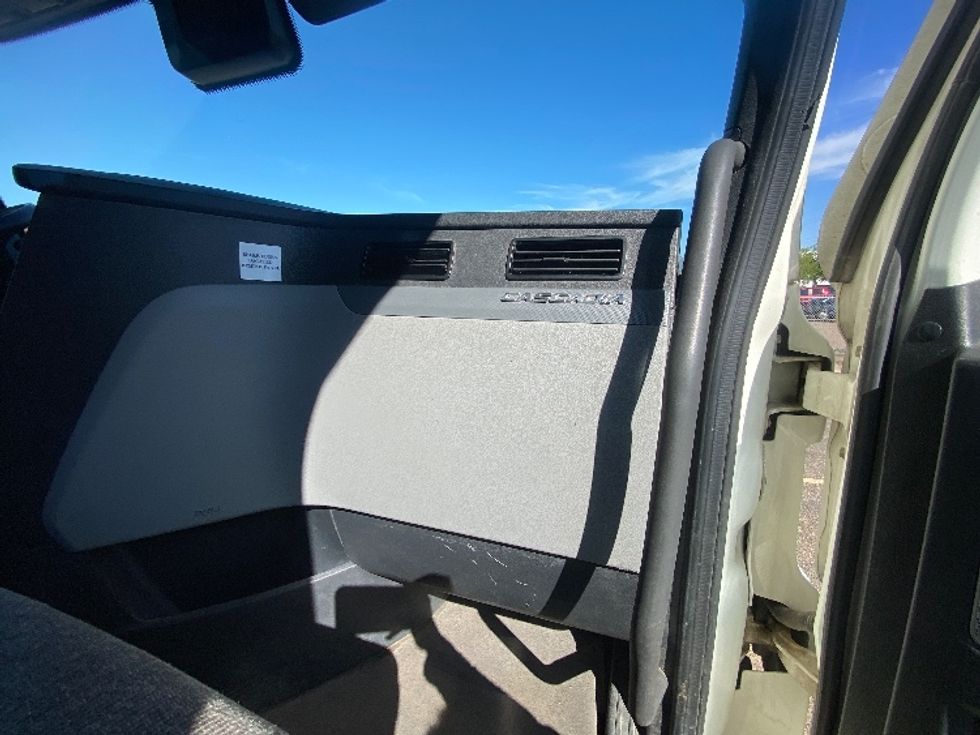 Sleeper Tractor-Heavy Duty Tractors-Freightliner-2022-T12664ST-Laredo-TX-483,000\n\t\tmiles-$ 75,750 - Image 14