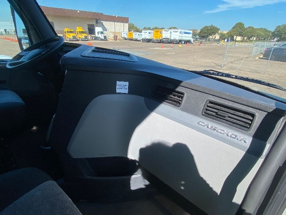 Sleeper Tractor-Heavy Duty Tractors-Freightliner-2022-T12664ST-Laredo-TX-483,000\n\t\tmiles-$ 75,750 - Image 15