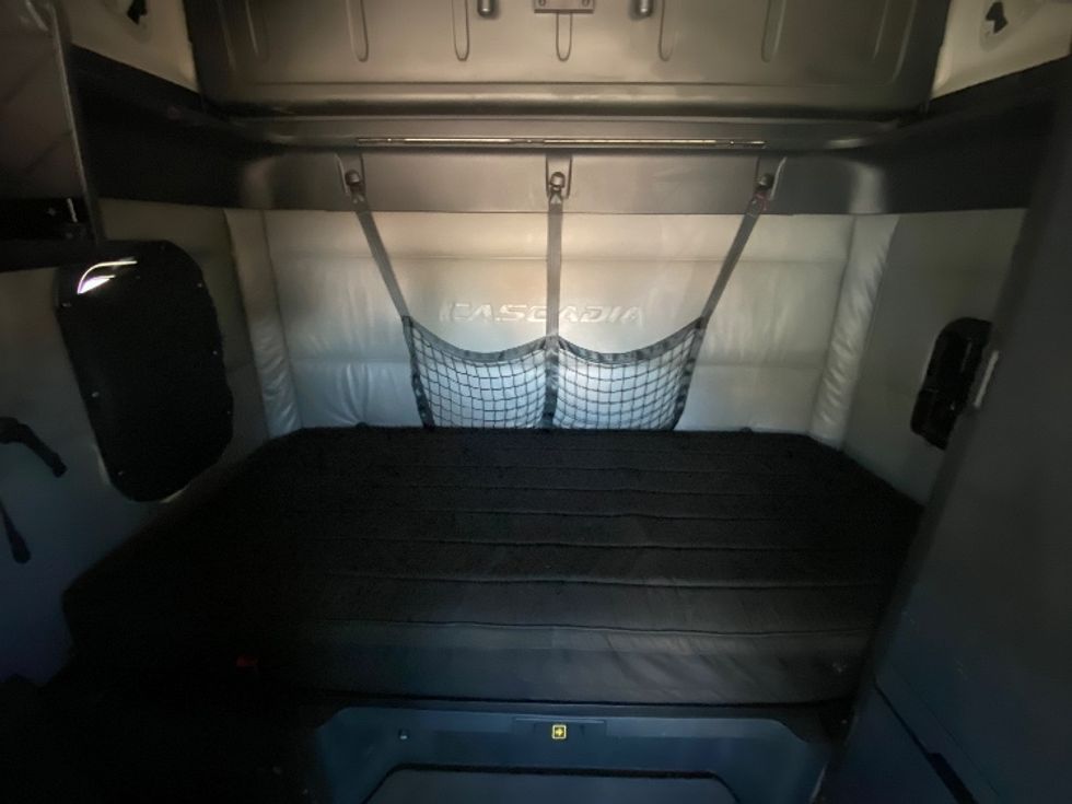 Sleeper Tractor-Heavy Duty Tractors-Freightliner-2022-T12664ST-Laredo-TX-483,000\n\t\tmiles-$ 75,750 - Image 16