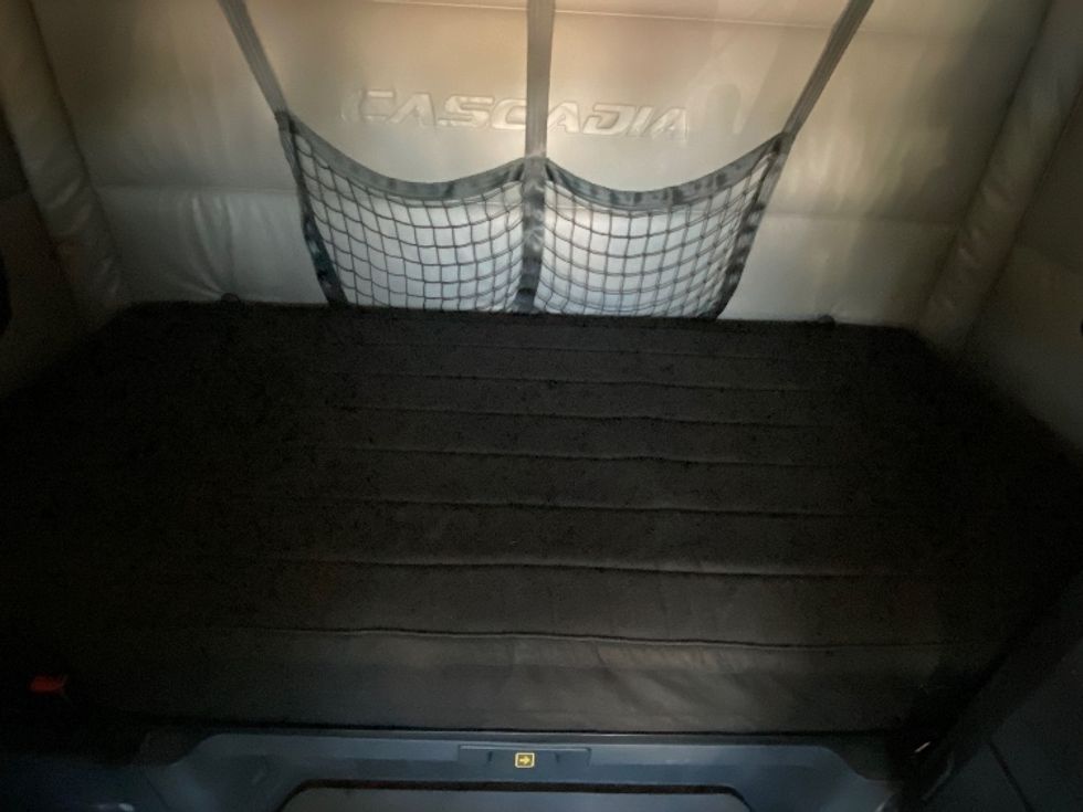 Sleeper Tractor-Heavy Duty Tractors-Freightliner-2022-T12664ST-Laredo-TX-483,000\n\t\tmiles-$ 75,750 - Image 17