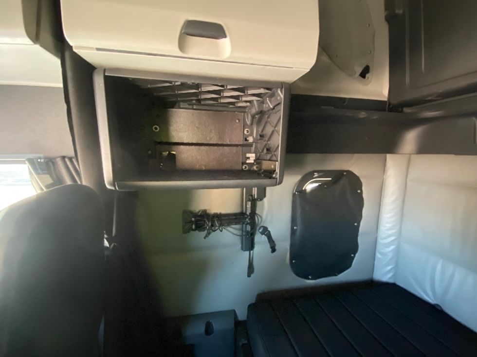 Sleeper Tractor-Heavy Duty Tractors-Freightliner-2022-T12664ST-Laredo-TX-483,000\n\t\tmiles-$ 75,750 - Image 19