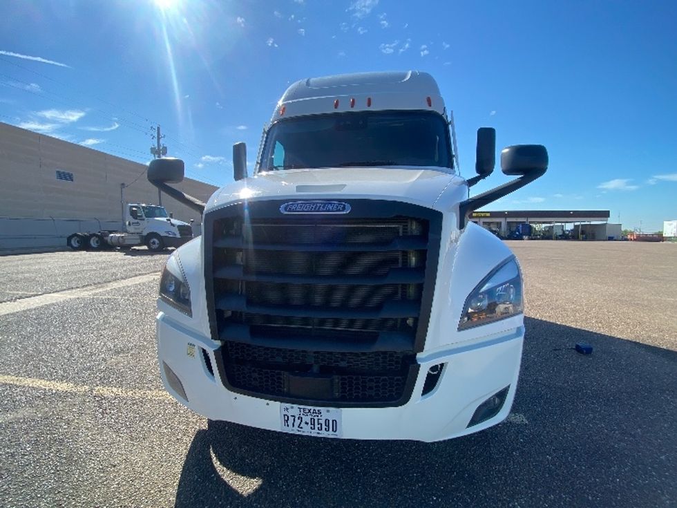 Sleeper Tractor-Heavy Duty Tractors-Freightliner-2022-T12664ST-Laredo-TX-483,000\n\t\tmiles-$ 75,750 - Image 2