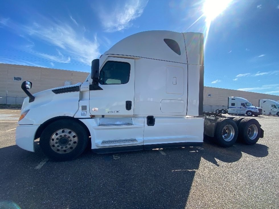 Sleeper Tractor-Heavy Duty Tractors-Freightliner-2022-T12664ST-Laredo-TX-483,000\n\t\tmiles-$ 75,750 - Image 4