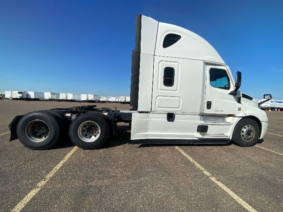 Sleeper Tractor-Heavy Duty Tractors-Freightliner-2022-T12664ST-Laredo-TX-483,000\n\t\tmiles-$ 75,750 - Image 8