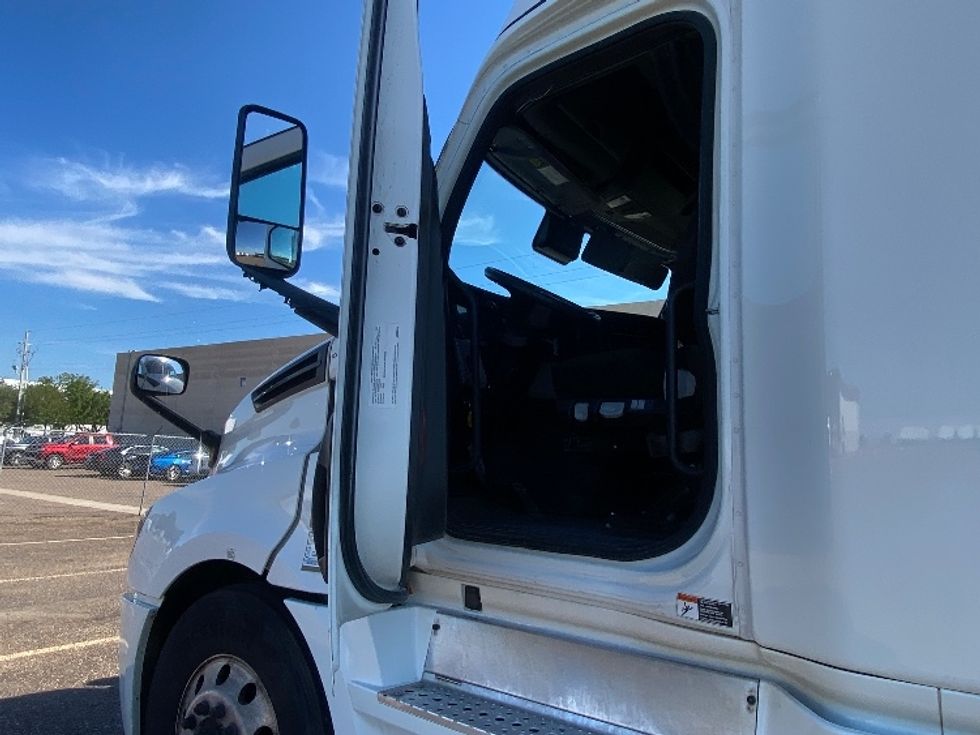 Sleeper Tractor-Heavy Duty Tractors-Freightliner-2022-T12664ST-Laredo-TX-483,000\n\t\tmiles-$ 75,750 - Image 9