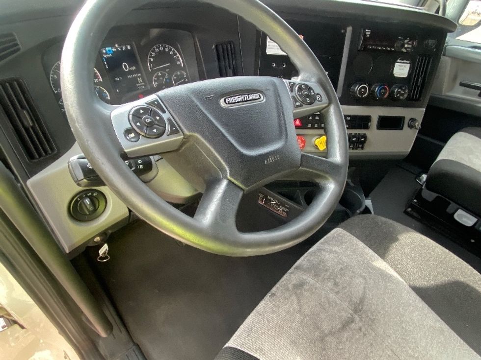 Sleeper Tractor-Heavy Duty Tractors-Freightliner-2022-T12664ST-Laredo-TX-501,450\n\t\tmiles-$ 72,500 - Image 10