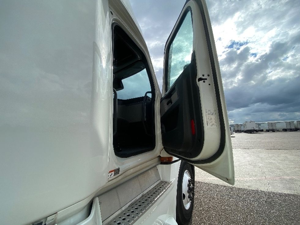 Sleeper Tractor-Heavy Duty Tractors-Freightliner-2022-T12664ST-Laredo-TX-501,450\n\t\tmiles-$ 72,500 - Image 13