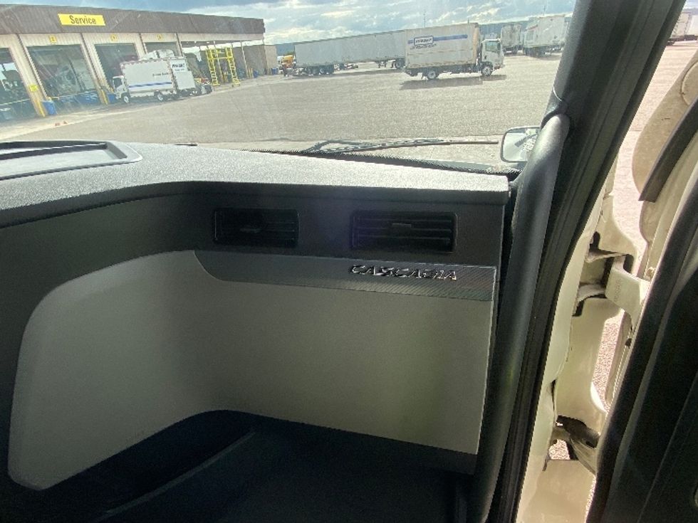 Sleeper Tractor-Heavy Duty Tractors-Freightliner-2022-T12664ST-Laredo-TX-501,450\n\t\tmiles-$ 72,500 - Image 14