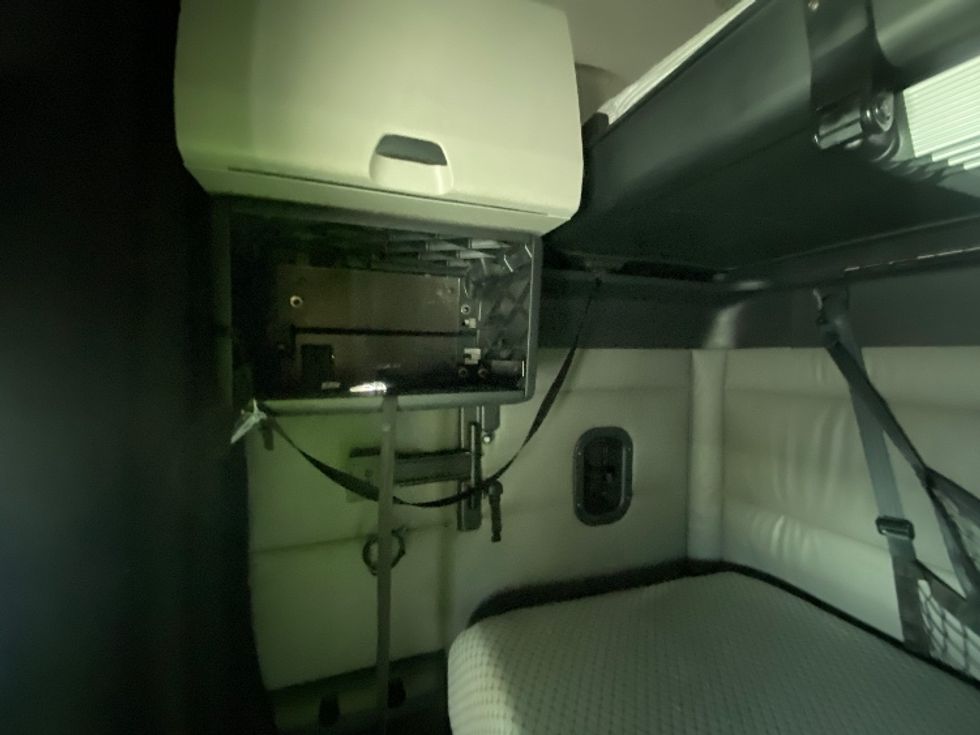 Sleeper Tractor-Heavy Duty Tractors-Freightliner-2022-T12664ST-Laredo-TX-501,450\n\t\tmiles-$ 72,500 - Image 19