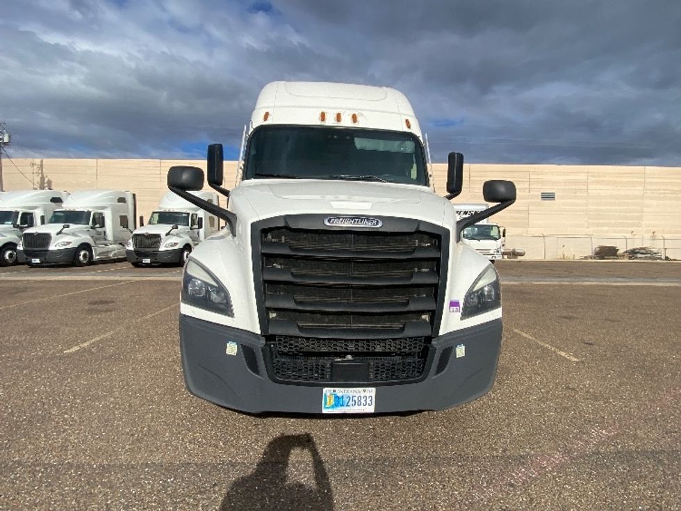 2022 Freightliner Cascadia 126" Sleeper Cab photo 2